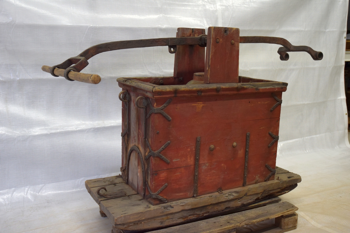 Brannsprøyte fra Sprøythuset på Røros. Sprøyta er merket "No 2"