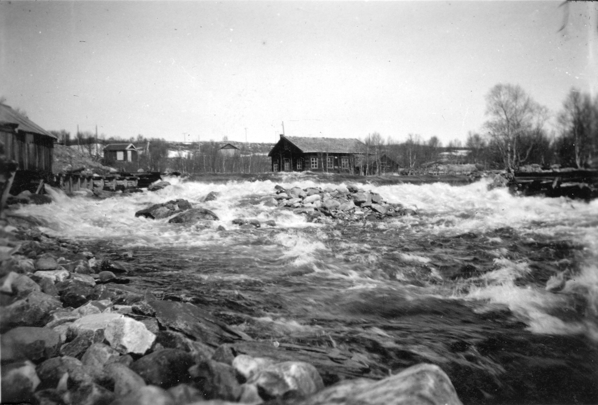 Hitterelva med Kvennhusdammen. Røros Trevarefabrikk sentralt i bildet.