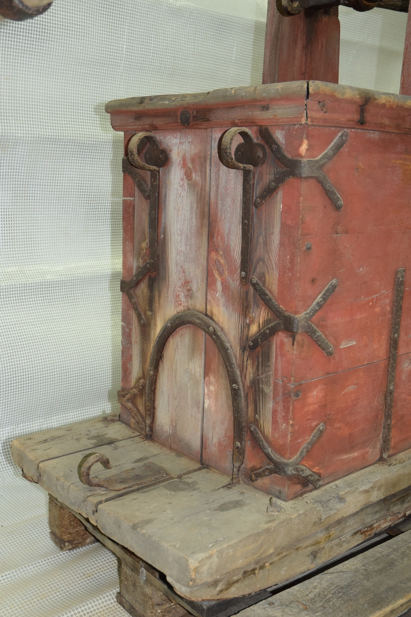 Brannsprøyte fra Sprøythuset på Røros. Sprøyta er merket "No 2"