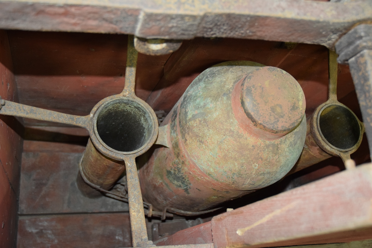 Brannsprøyte fra Sprøythuset på Røros. Sprøyta er merket "No 2"