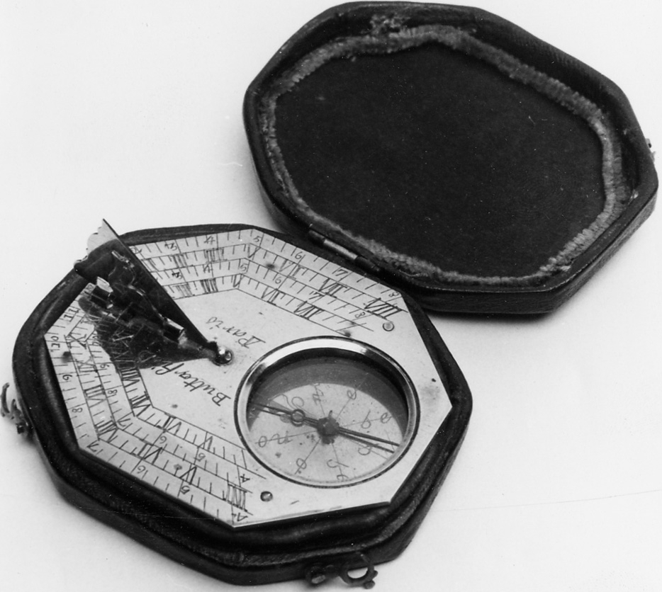 Solur och kompass av mässing. Oval åttkantigt solur med kompass under glas och en solvinkel. Graverad urtavla. Den utfällbara gnomonen (pekaren) är dekorerad med en sittande fågel justerbar för breddgraderna 40-50-60 graderInskription på baksidan: "Toulouse, Tours, Rouen, Turin, Peking, Paris, Amiens, Brest, Caen, Calais, Genes, Lyon, Madrid och Rom." Signerad "Butterfields, A Paris". Läderfodral fodrat med röd sammet.
Från omkring 1700.