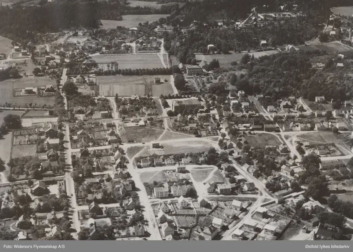 Flyfoto fra Torderød, Jeløya  Moss ca. 1938. Jeløy skole (i dag Torderød skole) og Torderød herregård.