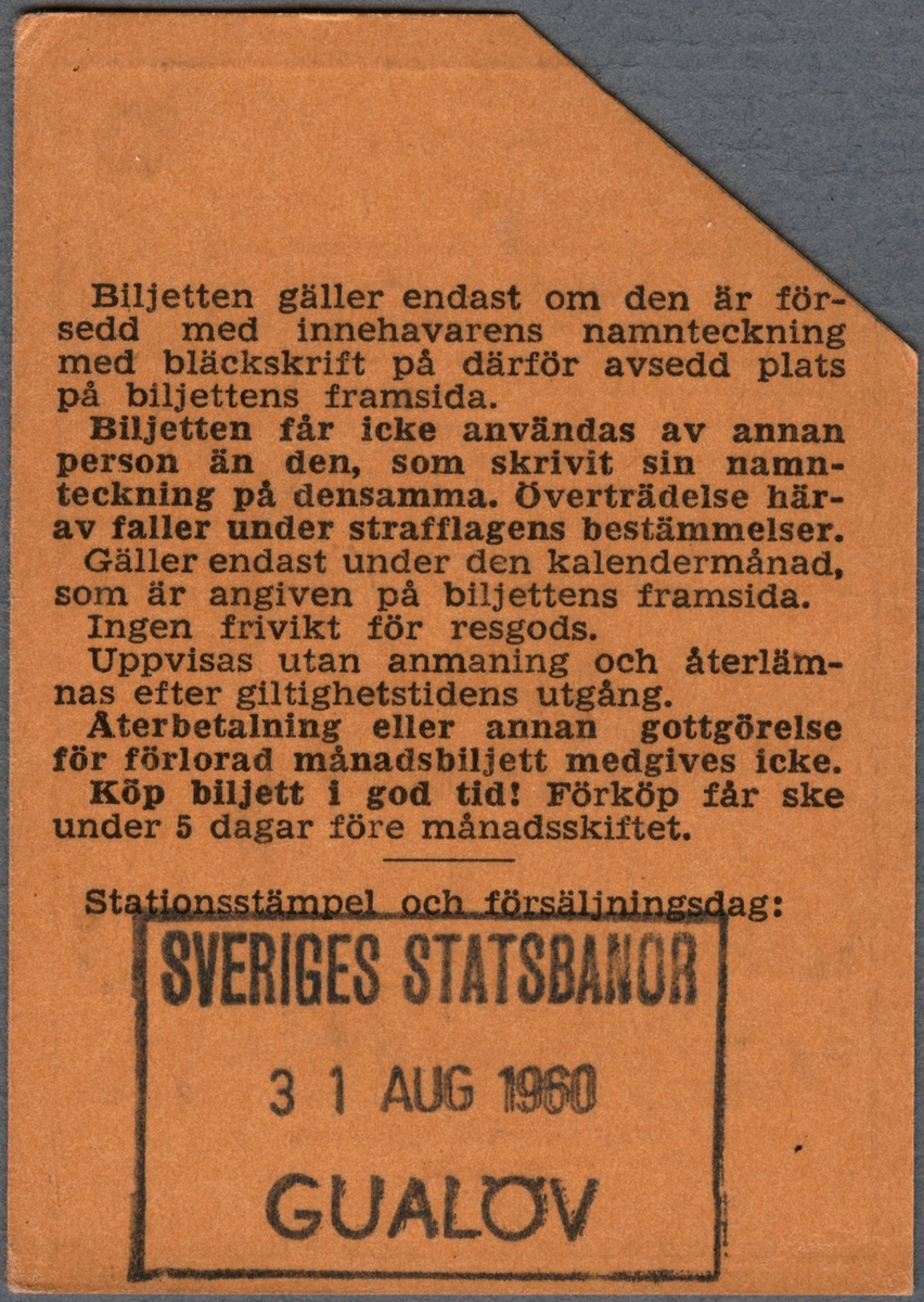 Femton månadsbiljetter för persontåg av beige kartong tryckt med svart text.
Biljetterna är från perioden september 1959 till december 1960, med uppehåll i augusti 1960 och oktober 1960. De tre sista biljetterna är för skolungdom.
På biljetternas framsida står följande text:
"SJ Persontåg
Månadsbiljett"
(stämpel för gällande månad)
"Gualöv-Kristianstad C"
samt pris och kortinnehavarens namnteckning. På baksidan finns regler/bestämmelser för biljetterna, samt plats för stationens datumstämpel.