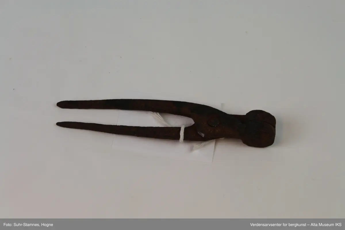 Form: Forma åpnes som en tang etter støpingen. Støpeforma er til 10 mm rund blykule.
