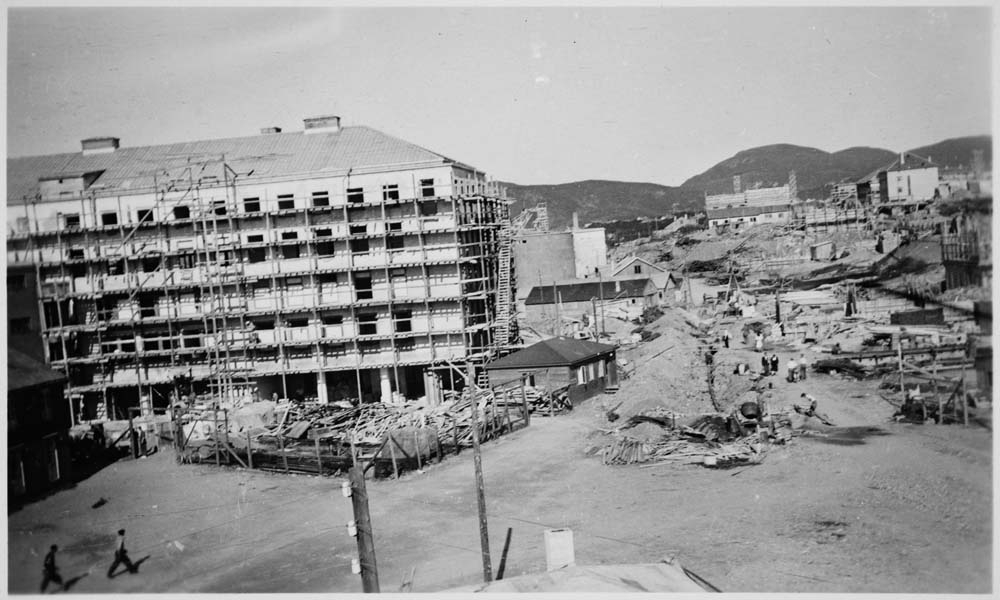 Byggearbeid pågår i gatene. Antatt etterkrigsbilde av Bodø.