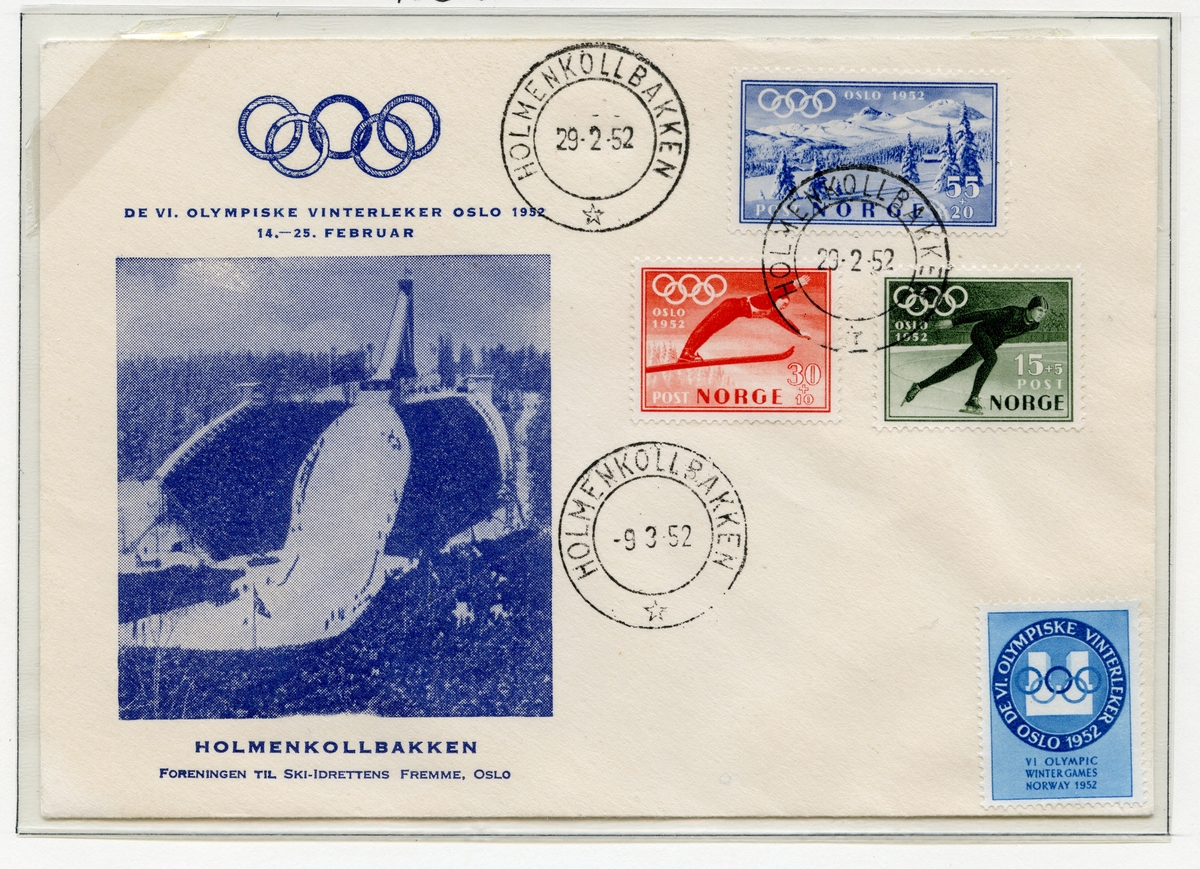 A4-side med to konvolutter der den første er sendt på frimerkenes utgivelsesdag 1.10.52. Konvoluttene har fire firmerker (et grønt med en skøyteløper, to røde med en skihopper og et blått med fjell- og vintermotiv). 
Den andre konvolutten er stemplet både den 29.2. og den 9.3.52 og er frankert med de samme frimerkene som på  konvolutten over. På venstre side av konvolutten er det et bilde av Holmenkollbakken med de olympiske ringene over. Nederst i høyre hjørne er det et klistremerke med emblemet for Oslo '52.