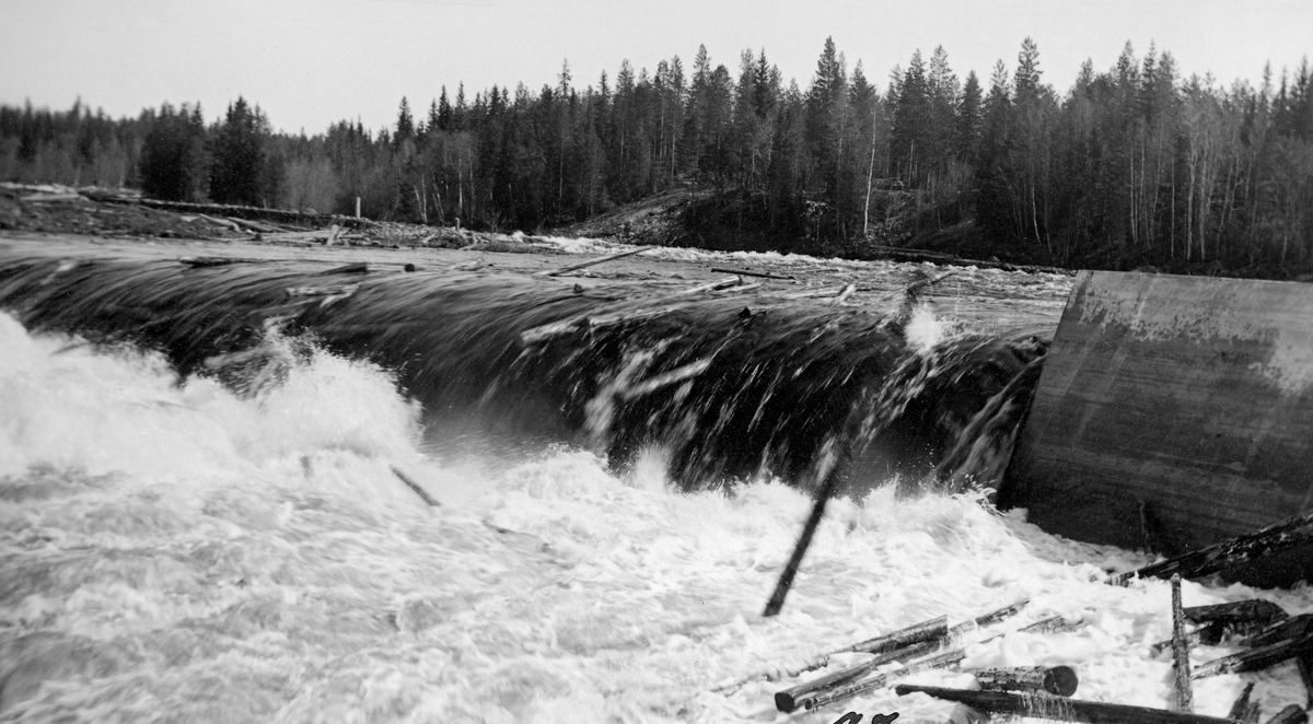 Terskeldammen ved Syversætre i Flisaelva i Hedmark, fotografert i 1936.  Dammen hadde på dette tidspunktet fått et betongstøpt endekar på den østre sida av elveløpet.  Da bildet ble tatt var elva flomstor og tømmerførende.  På dette stedet falt stokkene ned fra en cirka to meter høy avsats i elveløpet og ned i strømkavet under.  Fotografiet kan tyde på at det hadde lett for å samle seg tømmer i ei bakevje i ly av det nevnte betongkaret (til høyre i forgrunnen).

Syversætredammen ligger cirka 6 kilometer øst for elva Flisas utløp i Glomma.  Brukerne på jord- og skogeiendommen Syversætre brukte noe av energien i fossefallet til å drive ei mølle, etter hvert med elektrisk kraft.