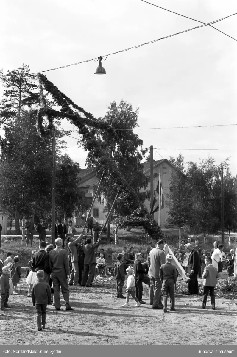 Midsommarfestligheter i Bredsand.