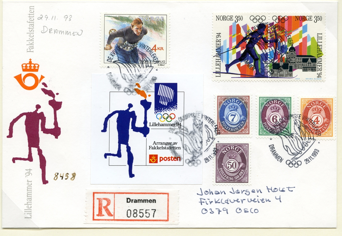 Konvolutt med syv frimerker og bilde av en stilisert fakkelløper - piktogram fra OL på Lillehammer '94 - og felles logo for Posten og Lillehammer '94. Et frimerke er fra serien Norske OL-vinnere og viser Thorleif Haug. To frimerker som viser en skilper med fakkel foran flagg og bygninger på Lillehammer (Garmo kirke på Maihaugen, Kulturhuset Banken og et typisk hus i Storgata på Lillehammer), samt fire posthorn-frimerker. Stemplene har tekst rundt kanten og ild i midten.