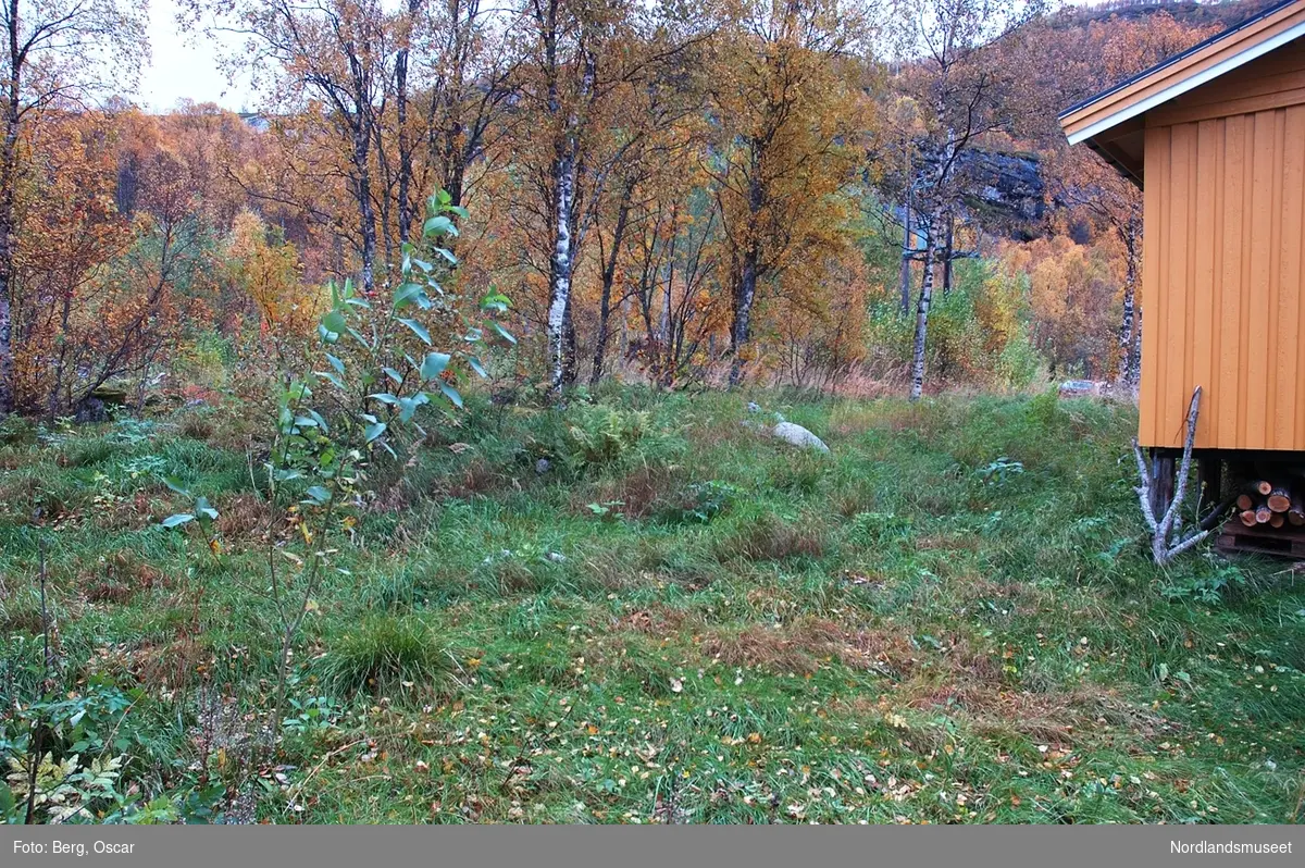 Gildeskål. Forså. Øyra. Kraftlagshytta til høyre. Det kan være tuft av bebyggelse i forgrunnen.