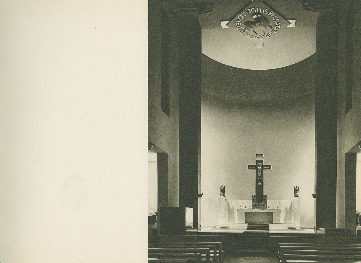 "Moderner Kirchenraum", "St. Bernhardus-Kirche, Berlin-Dahlem, Planspiegelleuchten DoR 2, Schrängstrahler JS 3, JS 4".
Bild ur boken "Zeiss Spiegellicht System Zeiss-Wiscott in der Architektur : eine Sammlung durchgeführter Beleuchtungsanlagen". Boken gavs ut av Berlin-Zehlendorf : Zeiss Ikon A.G., Goerzwerk, 1937.