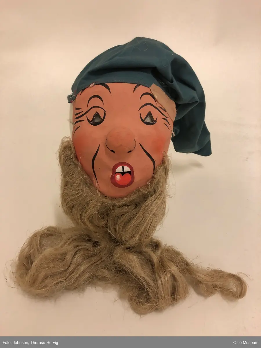 A: Snehvit
B: Sleepy, gul lue, skjegg
C: Sneezy, grønn lue, langt skjegg
D: Grumpy, beige lue, langt skjegg
E: Dopey, fiolett lue
F: Happy, rød lue, langt skjegg
G: Doc, gul lue, skjegg