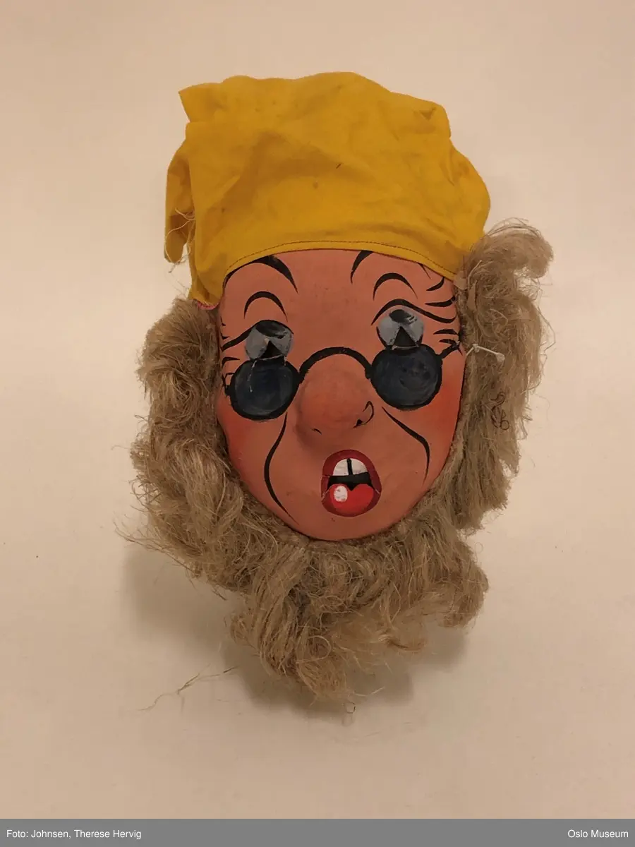 A: Snehvit
B: Sleepy, gul lue, skjegg
C: Sneezy, grønn lue, langt skjegg
D: Grumpy, beige lue, langt skjegg
E: Dopey, fiolett lue
F: Happy, rød lue, langt skjegg
G: Doc, gul lue, skjegg