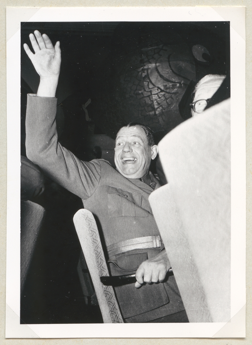 Rikets överbefälhavare tog aktiv del under "Cabaret Hajstim" och bidrog hörbarligen till underhållningen, 1954-12-11