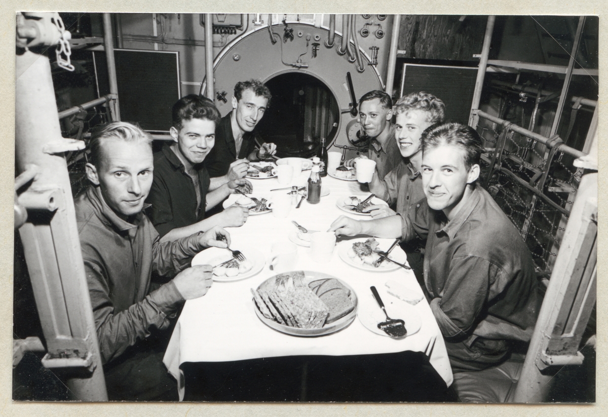 Glatt humör under skaffning i Illerns torpedrum, maj 1959