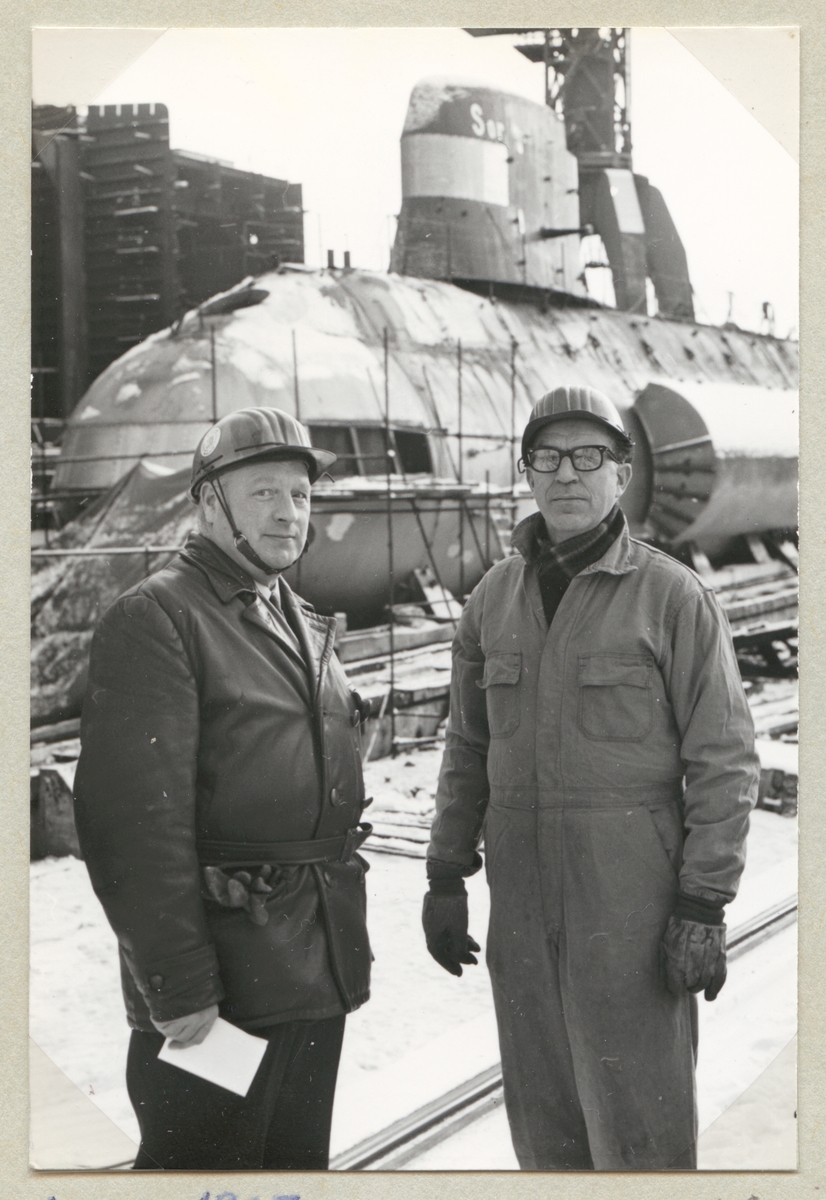 Ing. Moberg och förman Svanlund poserar framför Sjöormen på bädden, jan. 1967