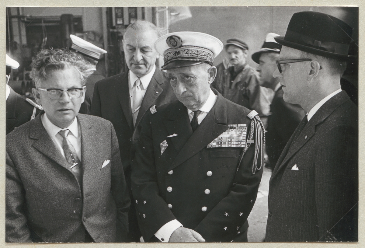 Fransysk visit. Övering. Rahmberg förklarar (på franska?) för amiral Cabanier hur man sjösätter Sjöormen. Fredag 1967-05-12