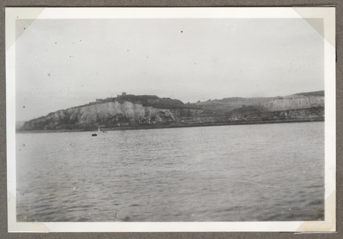 Bilden visar kusten, hamnen och kastellet i Dover sett från Engelska kanalen.