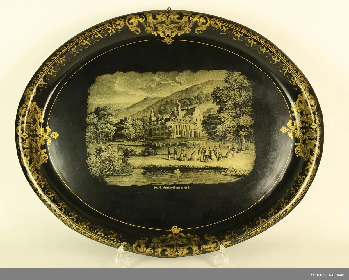 Sort lakk. Påtrykt bilde av "Schloss Reinhardsbaum(?) bei Botha.