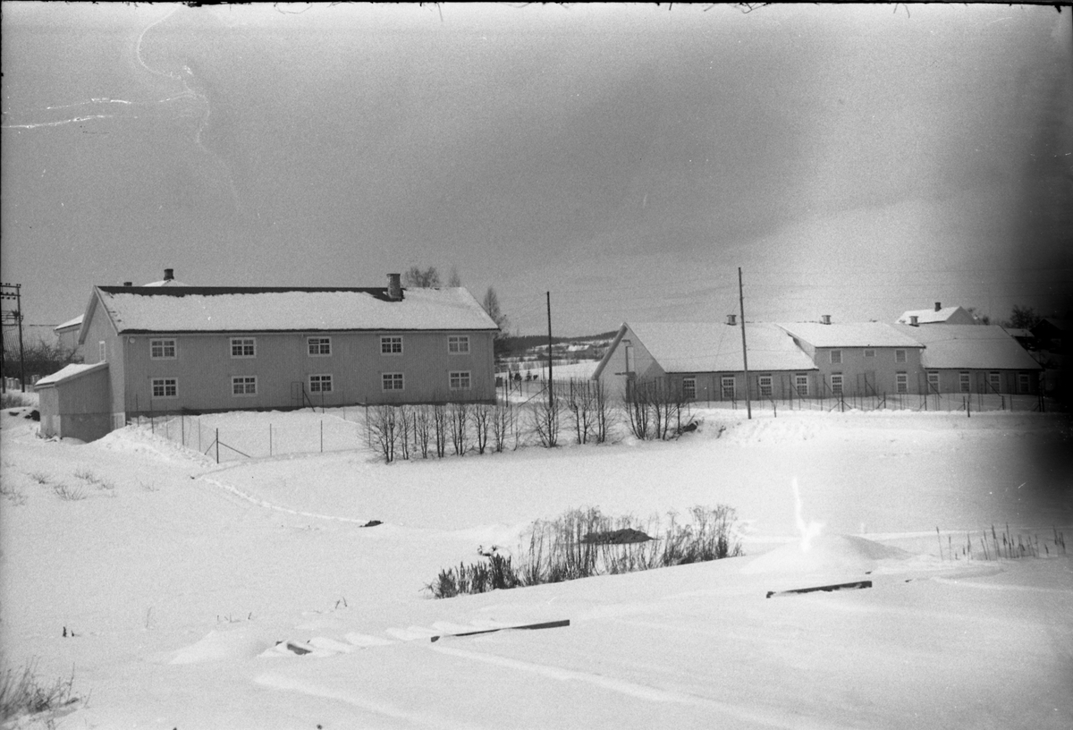 Fire vinterbilder av bygninger ved Oppland Småbruks- og Hagebruksskole (Valle) på Lena. Bilde en og to viser kyllinghuset, mens bildene tre og fire er hønsehuset, bygd 1934, revet 2016.