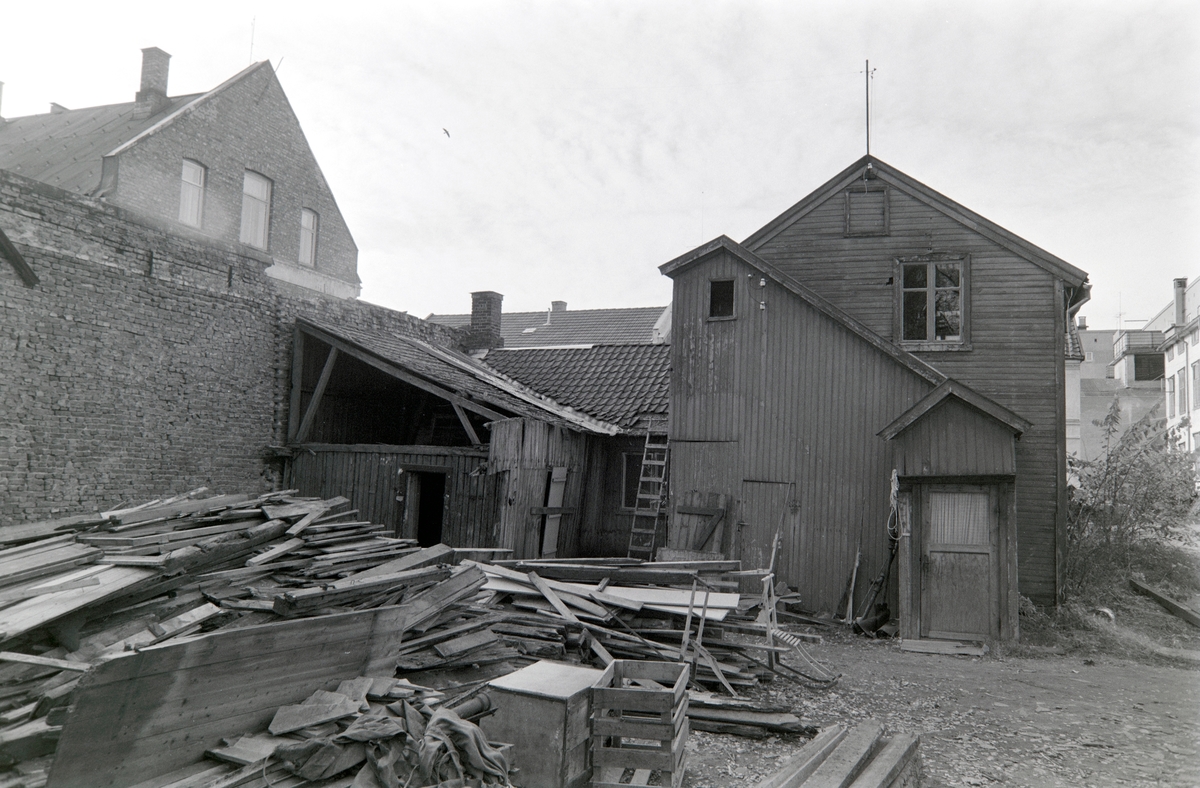 Østregate 2, Hamar. Bakgården. Dokumentasjon før riving.