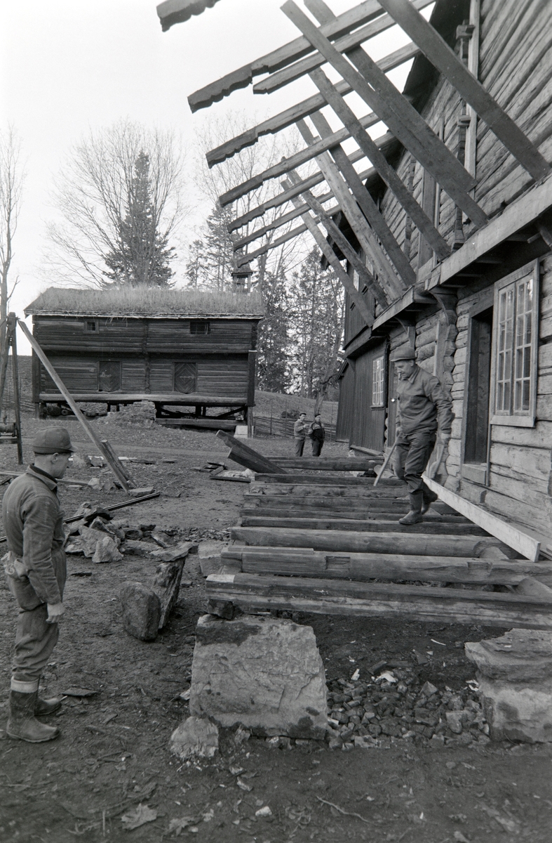 Hamar, Bolstadbygningen, Domkirkeodden, Hedmarkstunet. Restaurering av inngangspartiet, f.v. Aslak Bråthen, Gunnar Berntsen. i bakgrunnen ukjent og Arvid Sanden.