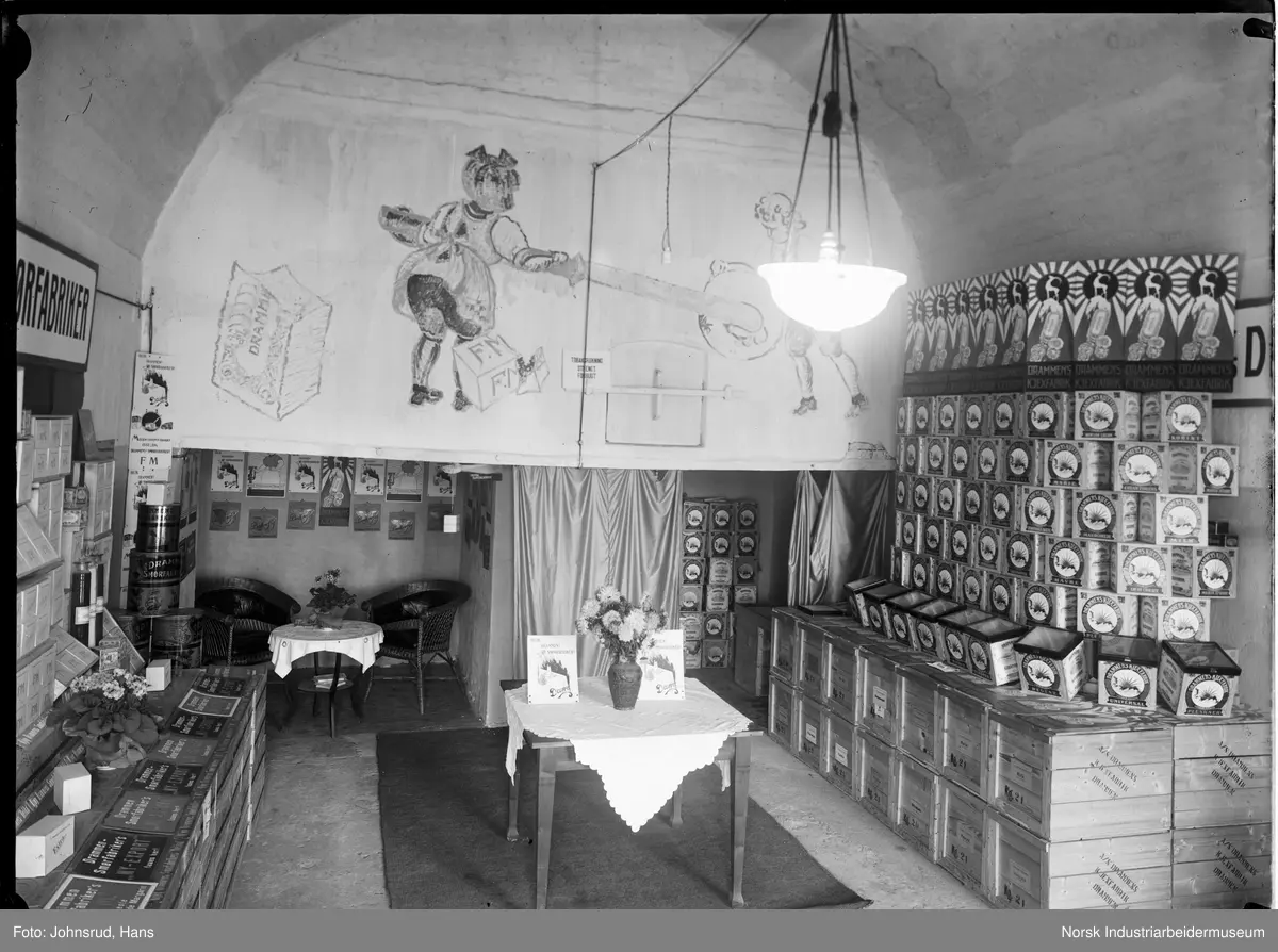Fylkesutstillingen Kongsberg 1924. Utstilling for Drammens kjeksfabrikk og Drammen smørfabrikker.