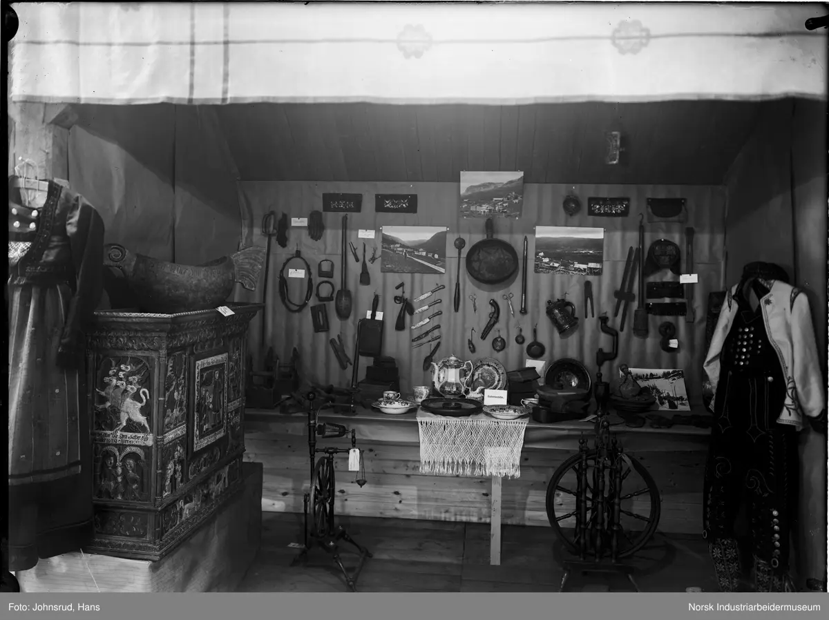 Fylkesutstillingen Kongsberg 1924. Utstillingslokale med verktøy, bunader og treskjærte produkter.