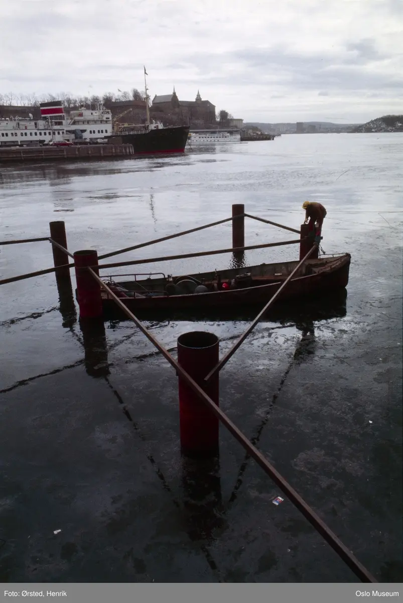 brygge, båt, mann, islagt fjord, hurtigruteskip MS Håkon Jarl, hotellskip, Akershus festning