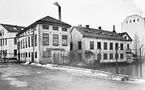 Fabriker för textilindustri inom kvarteret Gamla Holmarna i Norrköping 1950. I samband med upprustningarna och förändringarna av det gamla industrilandskapet till det nuvarande kulturlandskapet har en stor mängd arkeologiska undersökningar gjorts. Inom kvarteret Gamla Holmarna har det hittats lämningar från ett mässingsbruk i holländskt tegel från 1600-talet och rester från kvarnbyggnader från så tidigt som 1000-talet. Sålunda kan sägas att kvarteret Gamla Holmarna representerar Norrköpings industriella historia. 
I den höga byggnaden till höger drev Axel K Bergwall en vadd- och trikåfabrik från 1910.