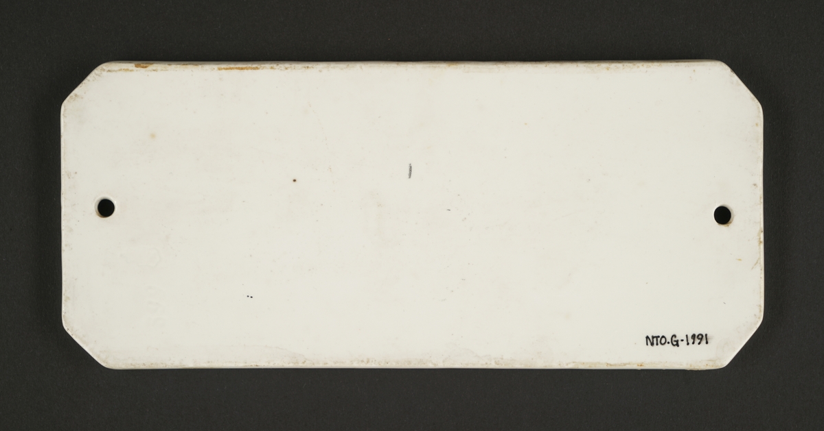 Porselensskilt til dør. Åttekantet med sorte bokstaver.