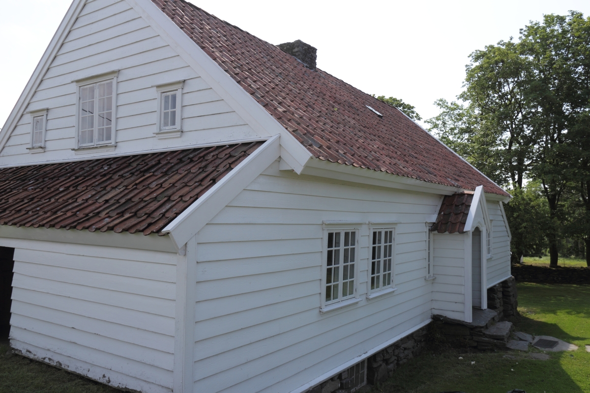Tradisjonelt jærhus med skutar i begge endar. Garborgheimen er eit stort, flott midtgangshus med inngang midt på langsidene av huset. Besteinngang på vestsida og dagleginngang til kjøkken på austsida.

Kjellar med jordgolv og brønn. Innandørs trapp til kjellaren, samt kjellarinngang frå utsida.