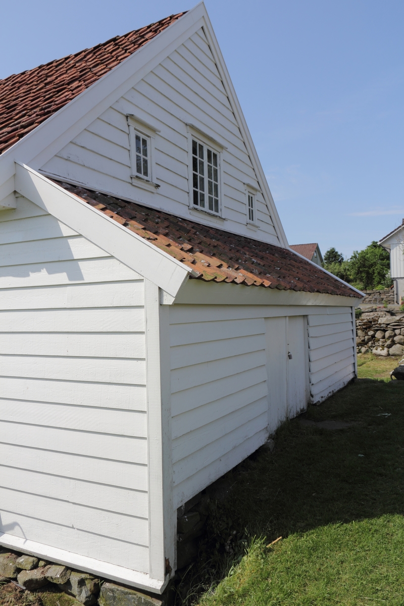 Tradisjonelt jærhus med skutar i begge endar. Garborgheimen er eit stort, flott midtgangshus med inngang midt på langsidene av huset. Besteinngang på vestsida og dagleginngang til kjøkken på austsida.

Kjellar med jordgolv og brønn. Innandørs trapp til kjellaren, samt kjellarinngang frå utsida.