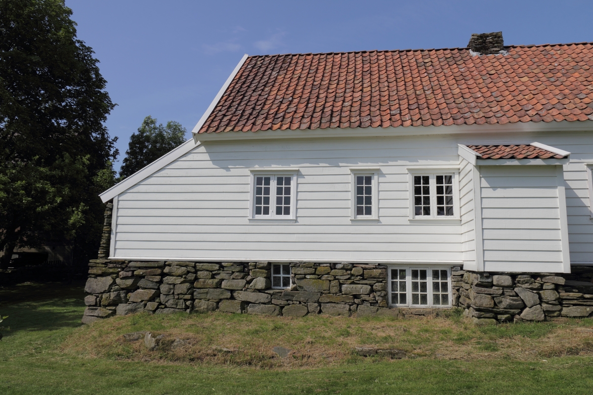 Tradisjonelt jærhus med skutar i begge endar. Garborgheimen er eit stort, flott midtgangshus med inngang midt på langsidene av huset. Besteinngang på vestsida og dagleginngang til kjøkken på austsida.

Kjellar med jordgolv og brønn. Innandørs trapp til kjellaren, samt kjellarinngang frå utsida.