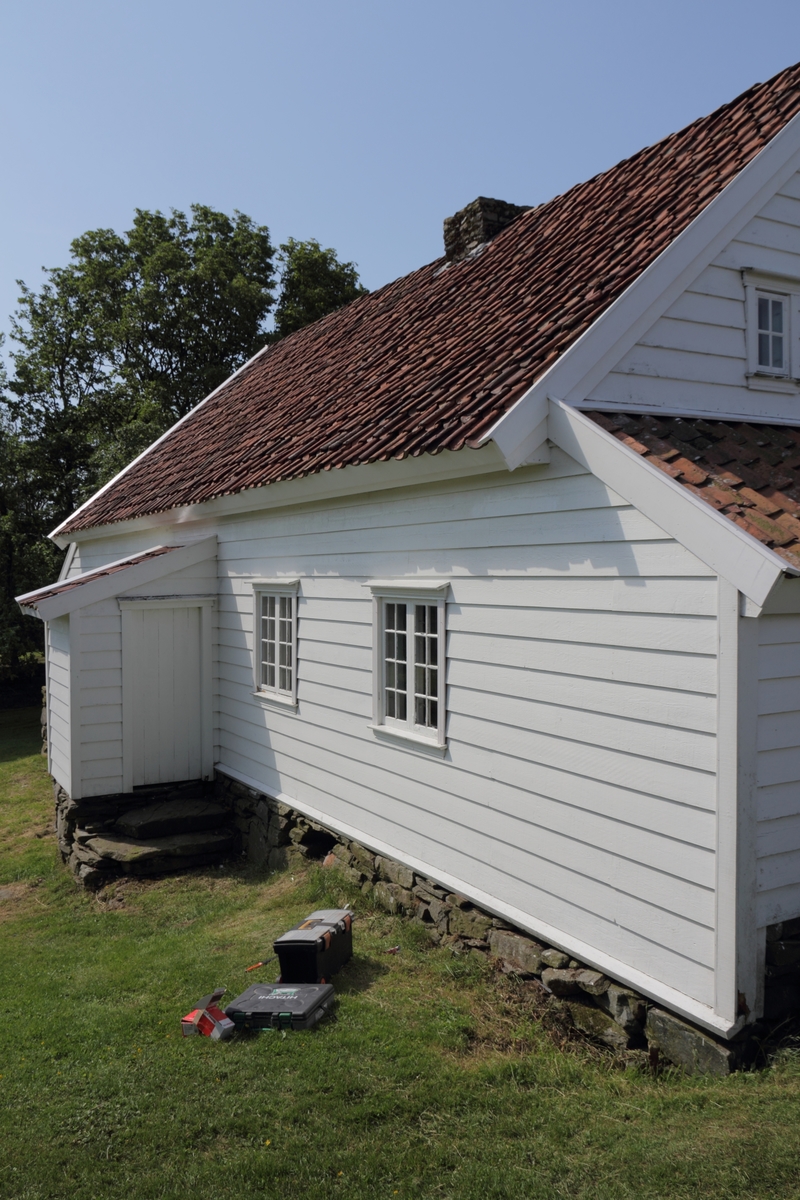 Tradisjonelt jærhus med skutar i begge endar. Garborgheimen er eit stort, flott midtgangshus med inngang midt på langsidene av huset. Besteinngang på vestsida og dagleginngang til kjøkken på austsida.

Kjellar med jordgolv og brønn. Innandørs trapp til kjellaren, samt kjellarinngang frå utsida.