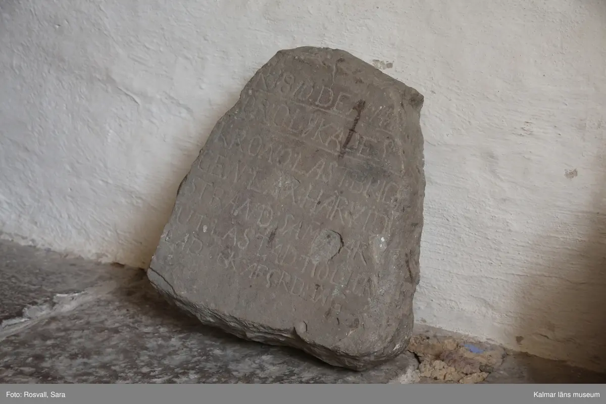 KLM 21387. Minnessten. Av kalksten. Inskription: ÅR 1810 DEN: 14. FÖROLYCKADES KRONOLASTBRIGGEN LAX: HÄRVID STRAND SAMT ÄR UTLASTAD: OCH TIÖLHALAD OCK AF GRD TAG.