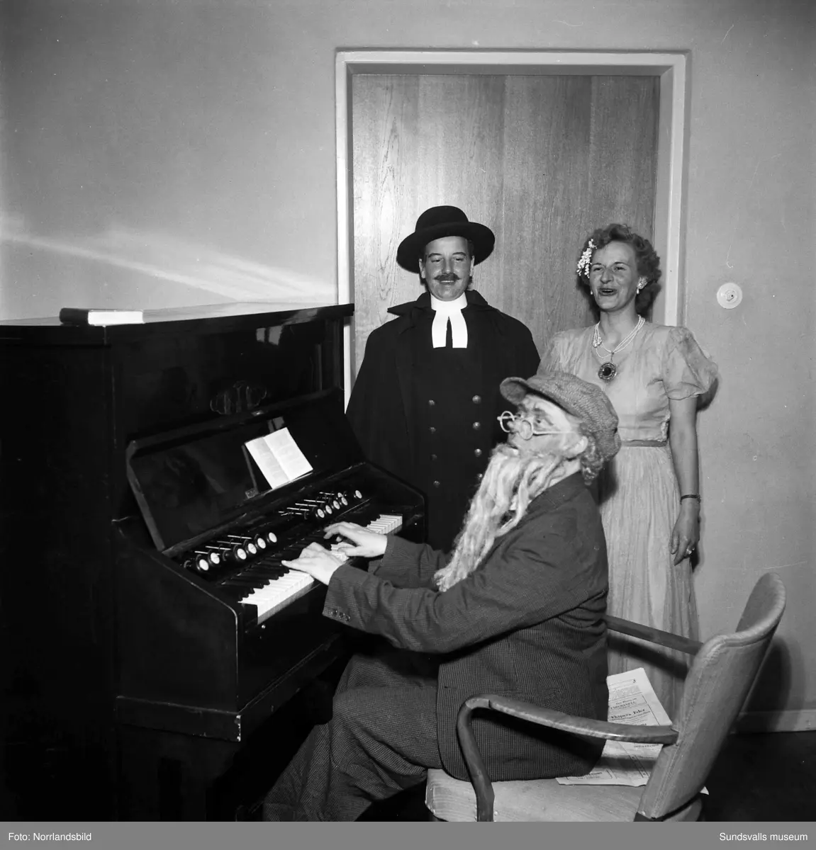 Möhippa i Sidsjö med musik, dans och lustiga kostymer.