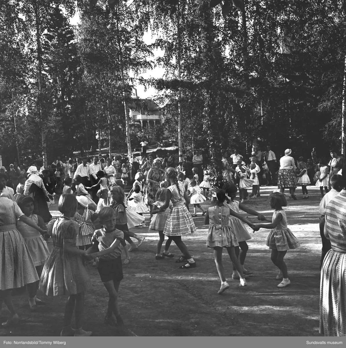 Midsommarfirande med dans och lekar vid Granli, Petersvik.