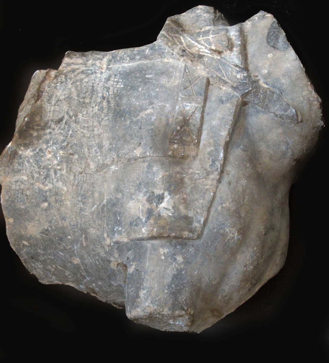 Fragmentet er av hestens fordel, avkuttet midt mellom forbena og bakbena. Hodet og bena mangler. Sal og bissel i relieff, med ornamenter. Skulpturen er kun beregnet å sees en face,  baksiden er ikke utarbeidet. Heller ikke utarbeidet der rytteren opprinnelig var tenkt å sitte. Antagelig  nisje eller relieff figur.
