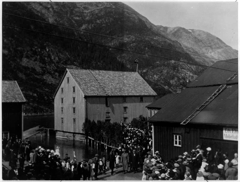 Masse folk ved Kongebesøket i Mosjøen 1946.