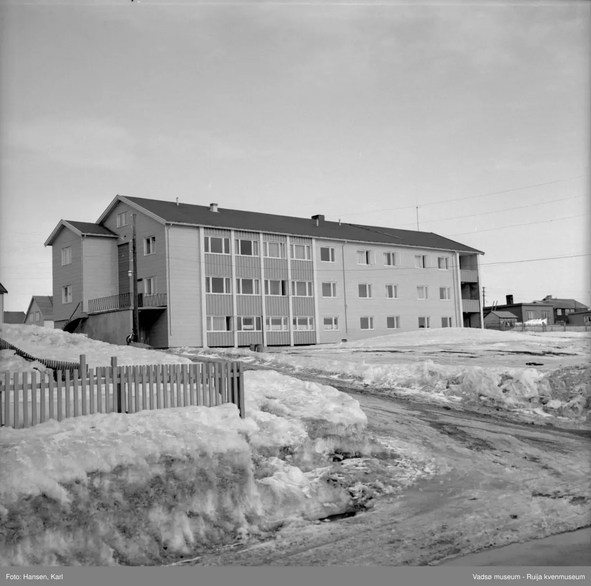 Eldrehjemmet Alders hvile, Nyborgveien-Damsveien i Vadsø, vinteren 1964.  Bygget ble oppført i 1962 v/Fylkesarkitekten og utvidet i 1977.  I 2011 ble bygningen ombygd/påbygd til leiligheter; Solsiden Borettslag.