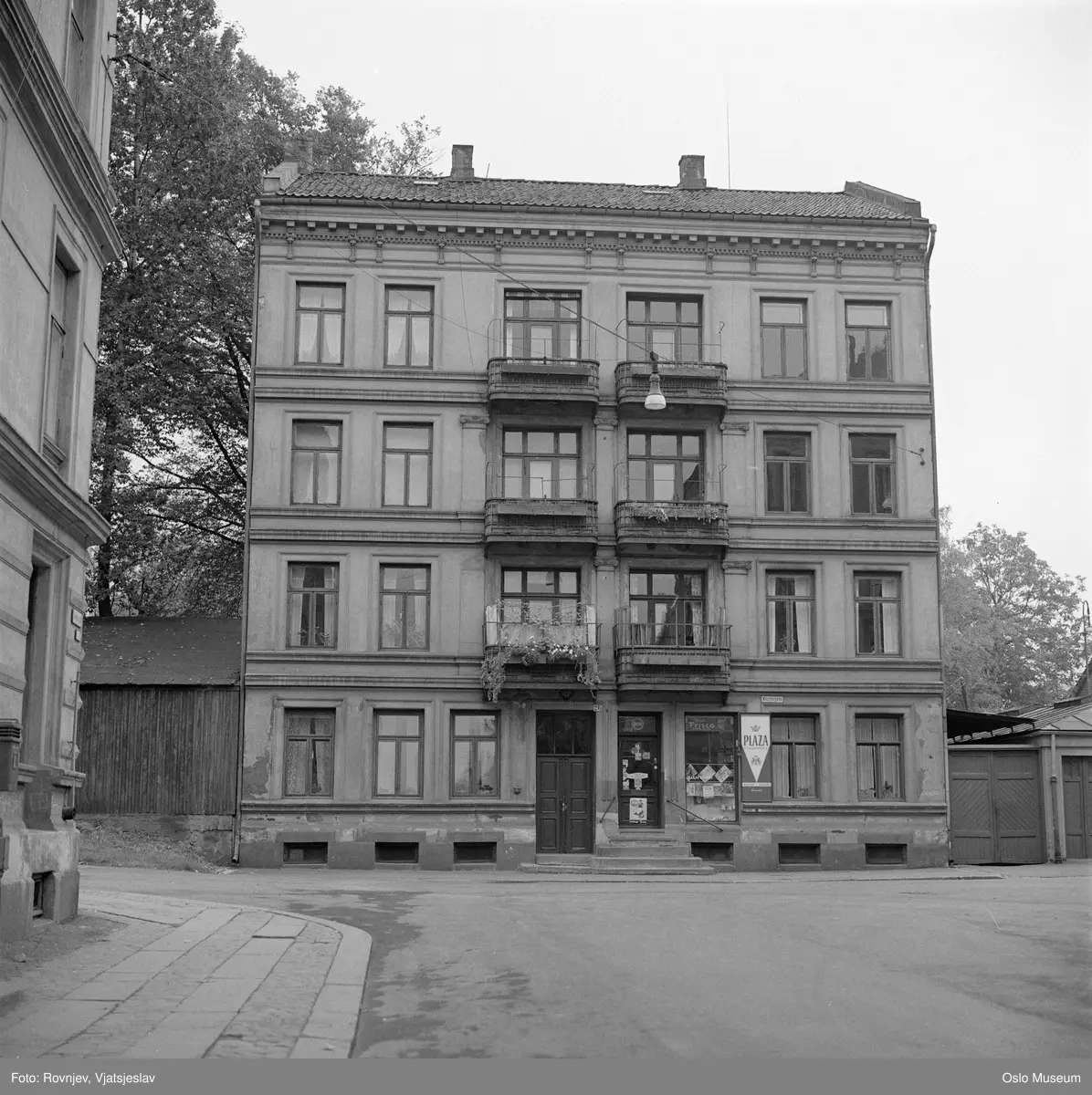 bygårder, tobakksforretning, port