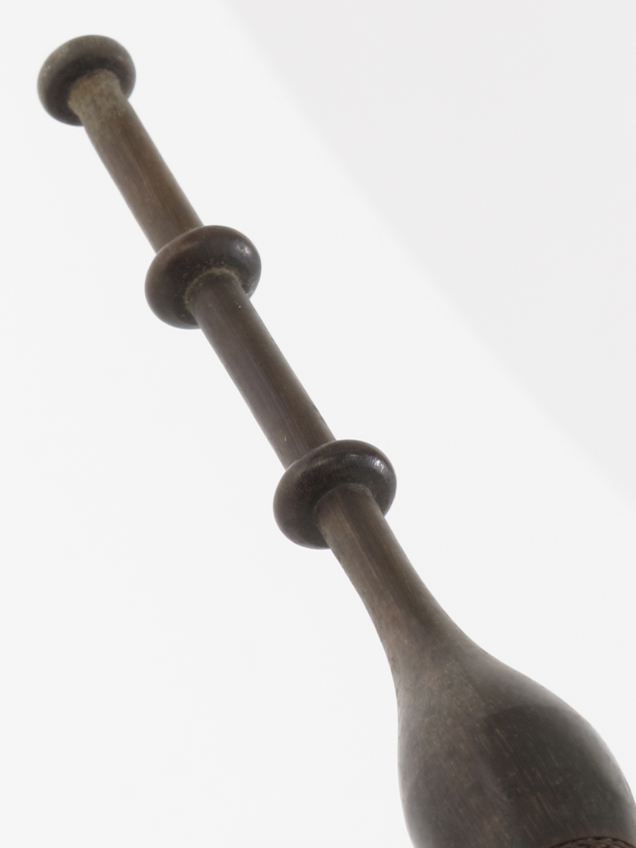 Langpipe med monogram C E (Cristian Eyde). Lys merskum med sølvlokk og beslag. Skaft av  tre  med munnstykke av horn med  flettet tagl. Midtstykke av sort kunststoff. På lokket   inngravert: C E 6/10 99.  Stemplet ved skaftet   P.a. Ø. 830S.  = P.a. Ødegaard Arendal. Fra midt på skaftet til hodet - mørkegrønt (opprinnelig blått)  omullsbånd.  


Om merskum:

Merskum er en massiv form av mineralet sepiolitt, som er et vannholdig magnesiumsilikat. Det oppstår ved forvitring av serpentin.
Merskum danner blekgule eller gråhvite masser som er meget bløte, porøse og flyter på vann, noe som har gitt opphav til navnet. Har en matt, jordlignende overflate som blir blank ved polering.
Merskum er særlig kjent fra Eskisehir i Tyrkia. Materialet brukes til pipehoder og forskjellige prydgjenstander. Forfalskninger er vanlige.
(Kilde: Store Norske leksikon)