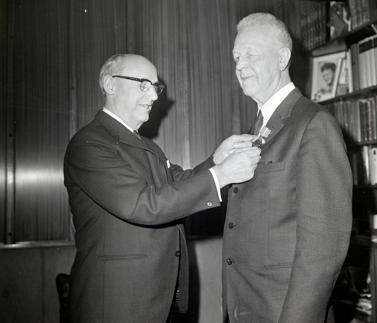 Hamar, museumsbetyrer Arvid Østby overrekkes Kongens fortjenestemedalje i gull av Fylkesmann Erling Anger (Fylkesmann i Hedmark i perioden 1966-1979)