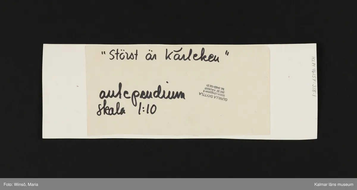 Hjärta inuti vit kvadrat, på röd bakgrund. Titel: "Störst är kärleken".