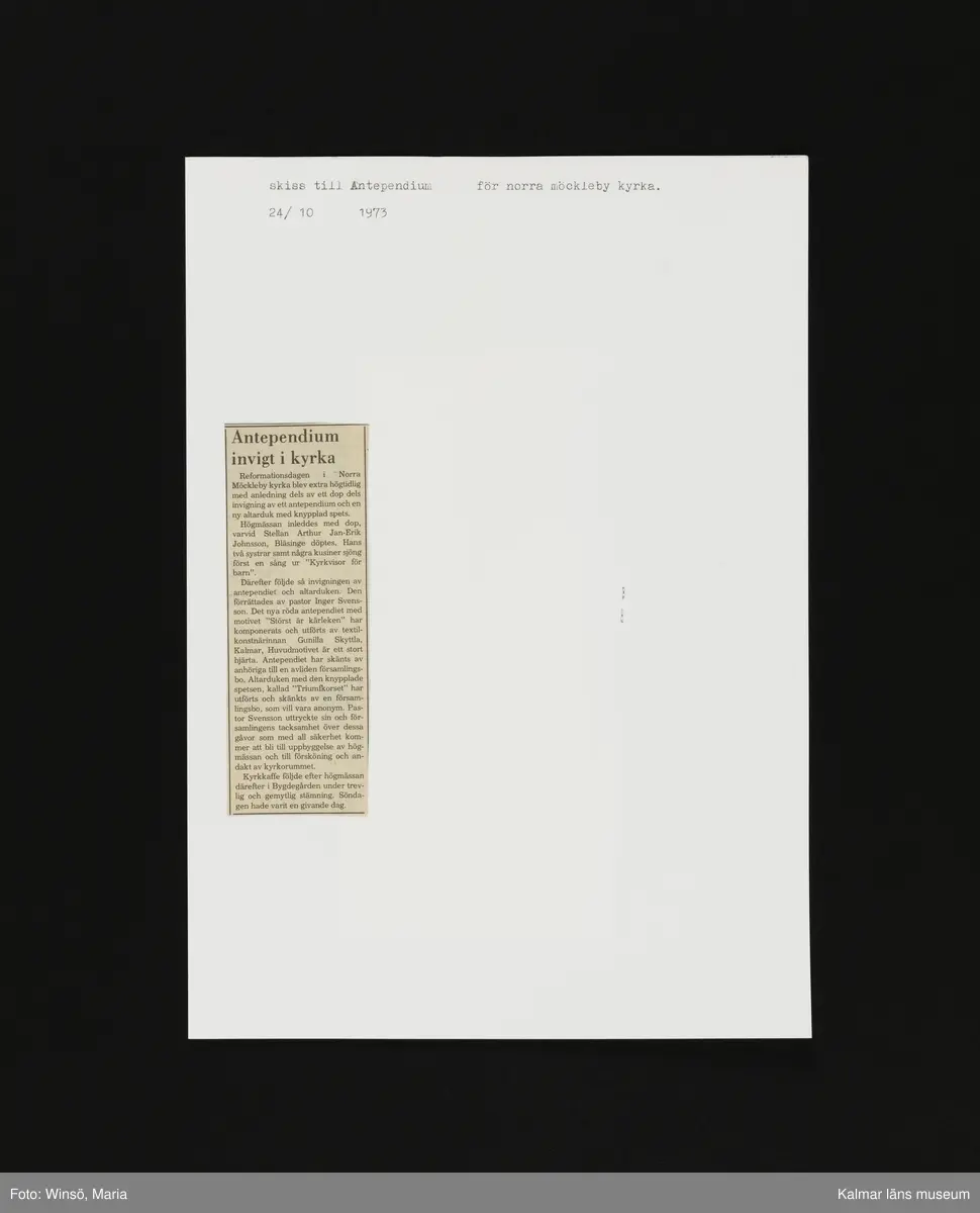 Hjärta inuti vit kvadrat, på röd bakgrund. Titel: "Störst är kärleken".