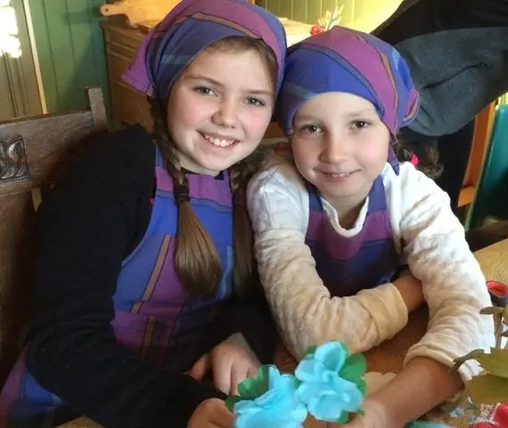 Elevene får blant annet lage papirroser som er blant den eldste juletrepynten vi kjenner.