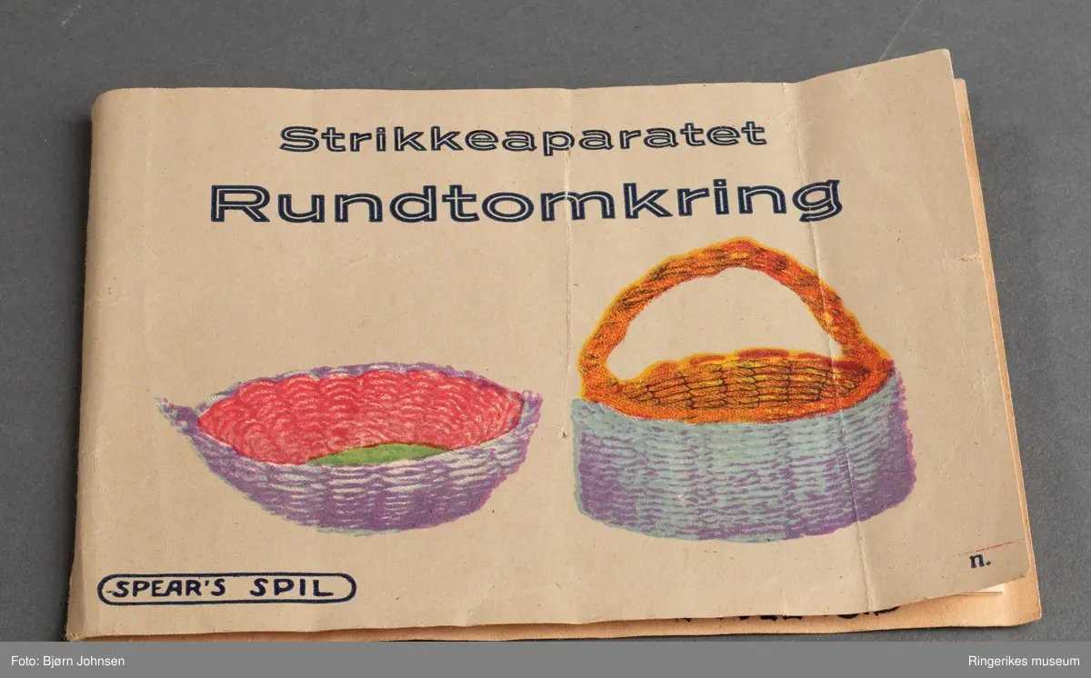 forsiden av esken: jente som bruker maskinen, stol og  rekvisitter