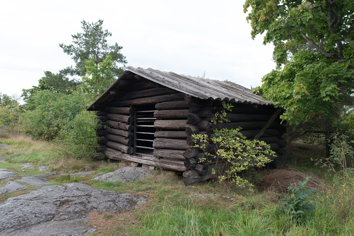 Höladan i Älvrosgårdens norra utkant är timrad i en våning. Höladan har sadeltak; ett sågat brädtak med bottnar av bräder och lock av bakar.

Höladan flyttades till Skansen 1915 från Älvros socken, Härjedalen.