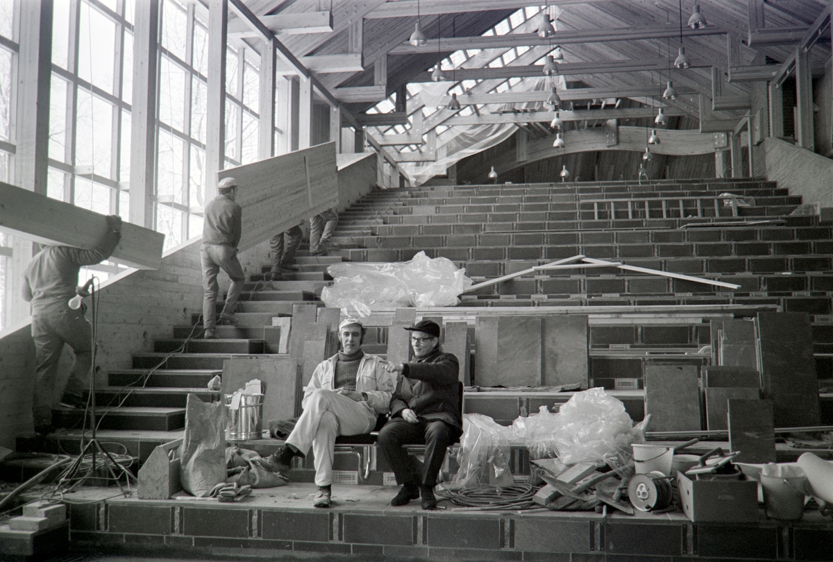Storhamarlåven C-fløy, HDH.03. Murer Erik Jønsson, Fylkeskonservator, Museumsbestyrer Per Martin Tvengsberg. Aulaen under oppføring.